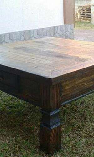 Mesa de madeira rústica para churrasqueira